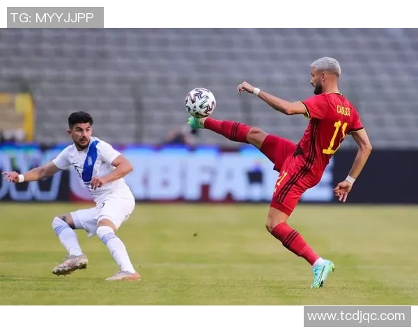 足球明星与国际手势的精彩瞬间展现全球文化交流与友谊