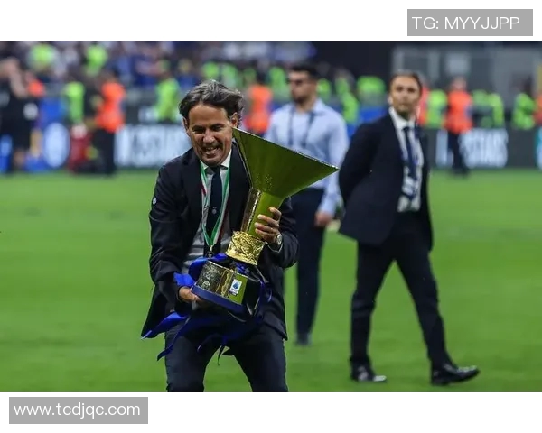 足球明星退役时看台上球迷的泪水与欢笑交织的感人瞬间 足球明星退役时看台上球迷的泪水与欢笑交织的感人瞬间